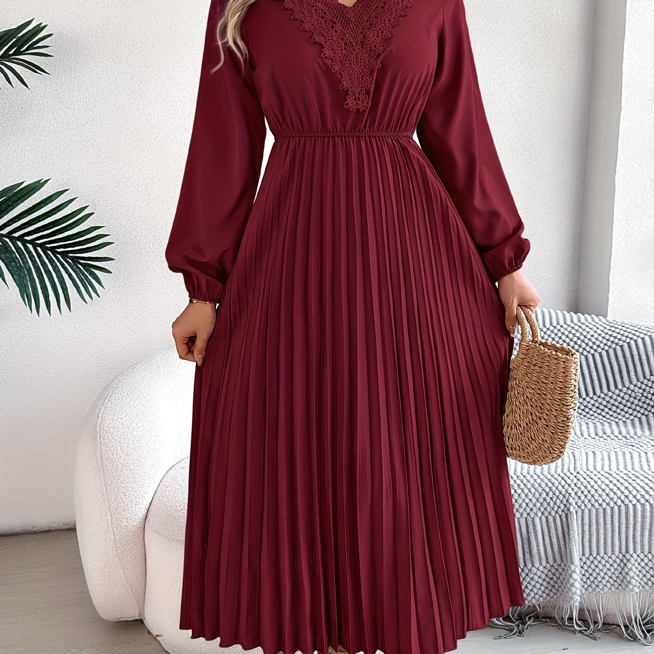 Rosalind Quinn | Nėriniuota V formos kaklo A formos suknelė