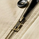 Elegantiškas paltas su keliais kišenėmis