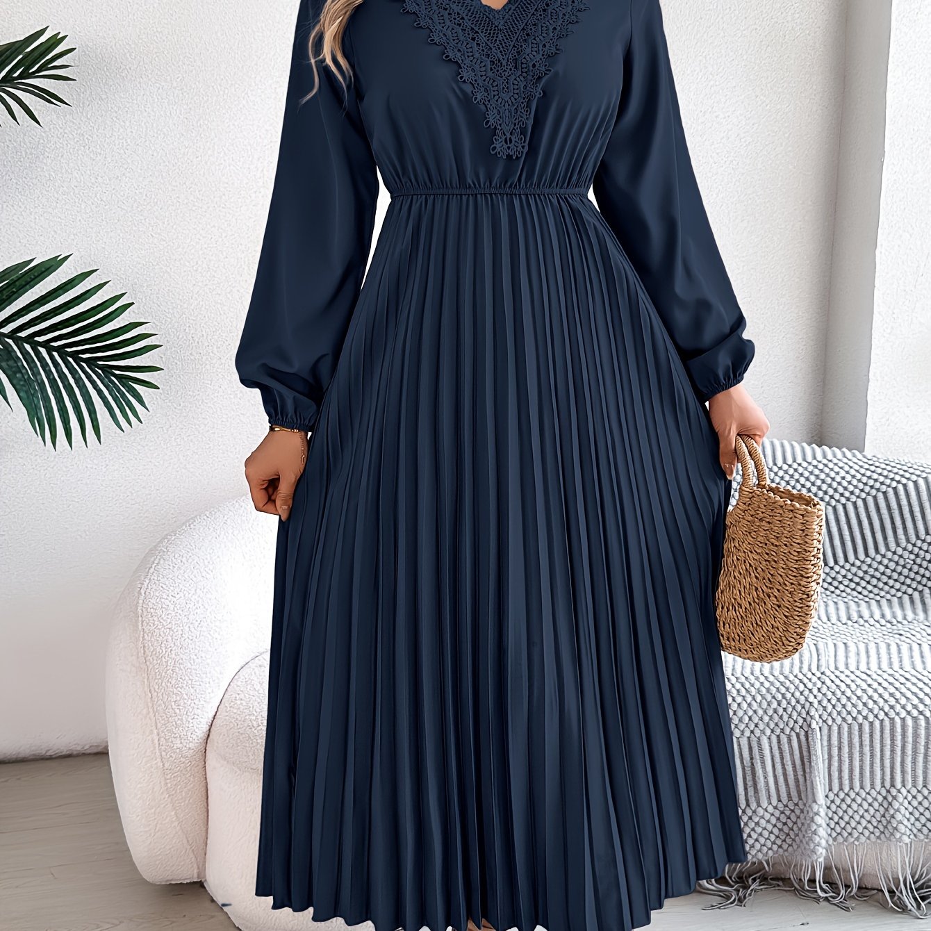 Rosalind Quinn | Nėriniuota V formos kaklo A formos suknelė